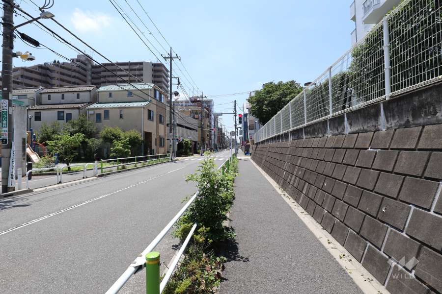 敷地東側の前面道路（南側から）
