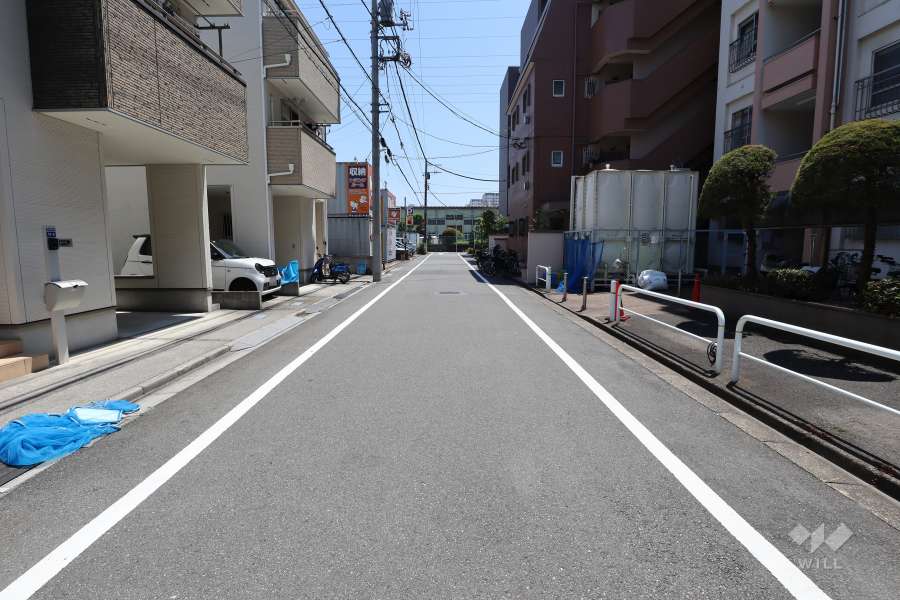 敷地北側の前面道路（西側から）