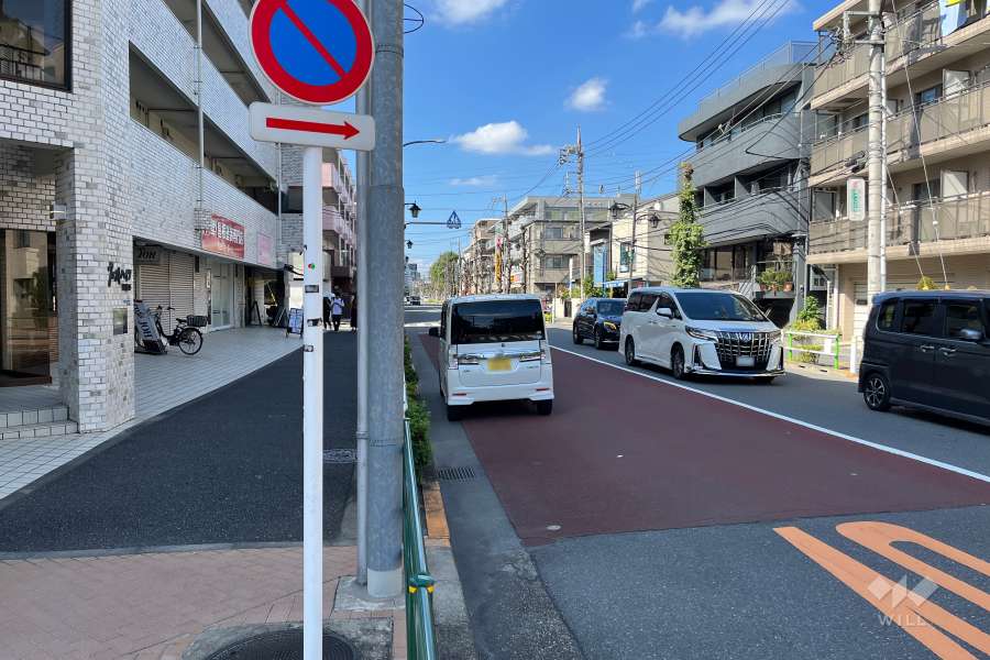 敷地の北側前面道路（東側から）