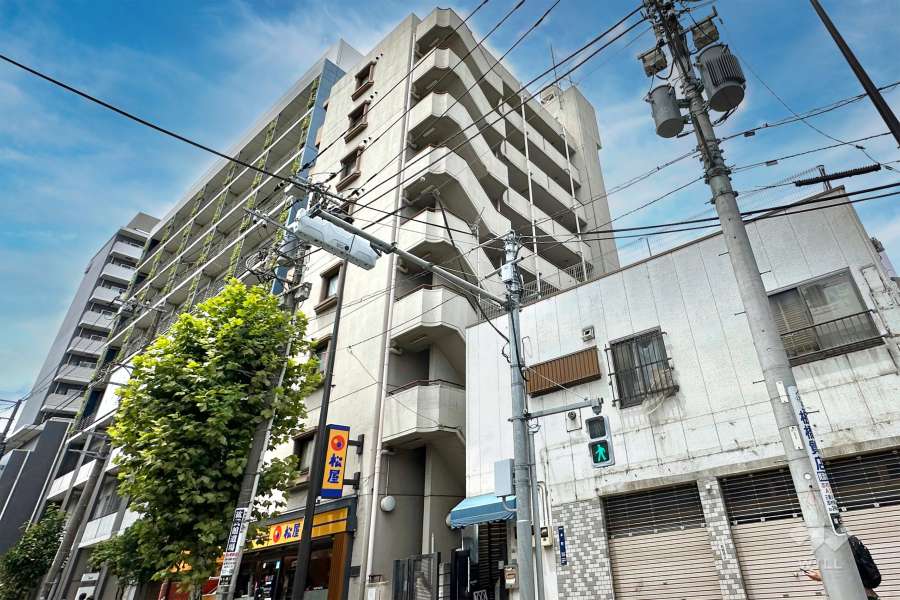 バロール本町の外観（南東側から）