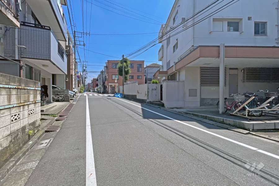 敷地の東側前面道路（北側から）
