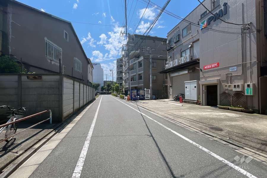 敷地の東側前面道路（北側から）