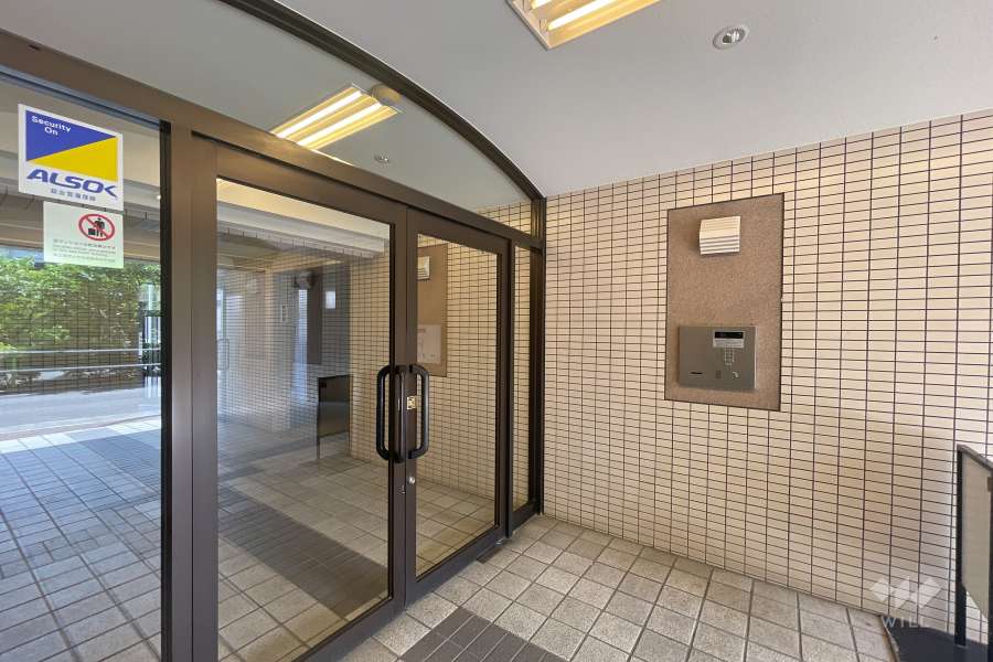 エントランスはオートロック付きです。