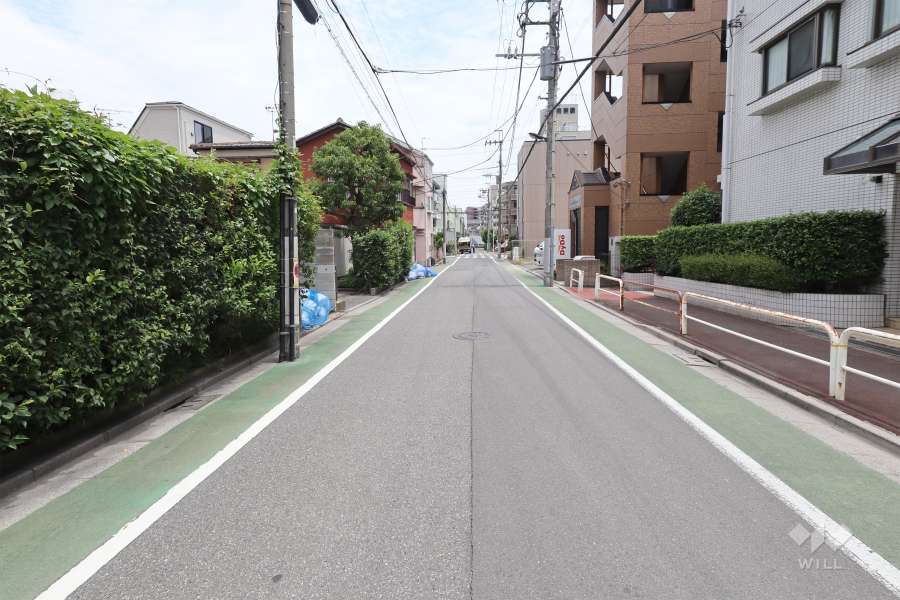 敷地南側の前面道路（西側から）