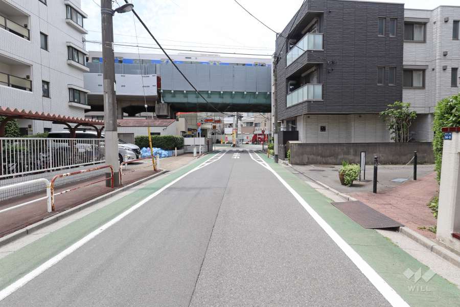 敷地南側の前面道路（東側から）