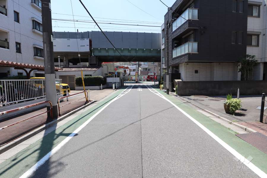 敷地南側の前面道路（東側から）
