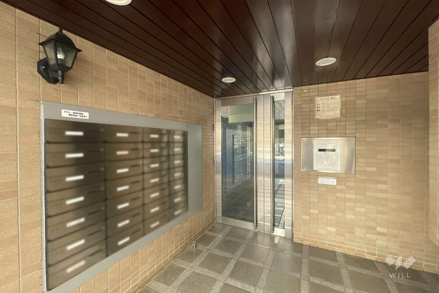 エントランスはオートロック付きです。