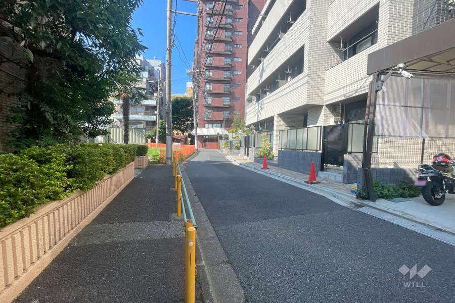 敷地西側の前面道路