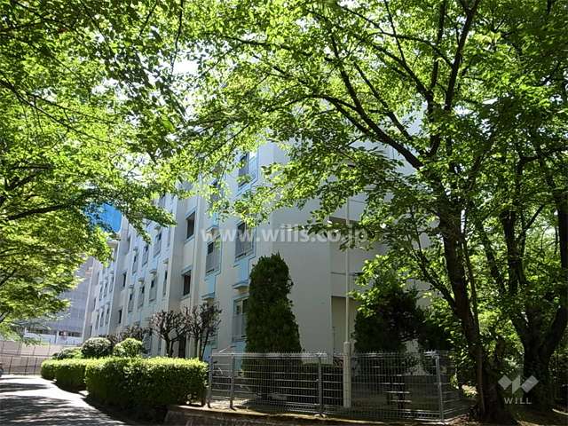 府公社千里津雲台団地A-19棟の外観(北西側から）