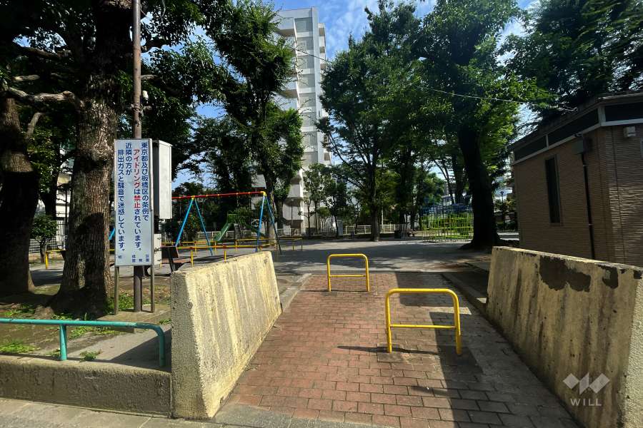 敷地に隣接した『東原公園』