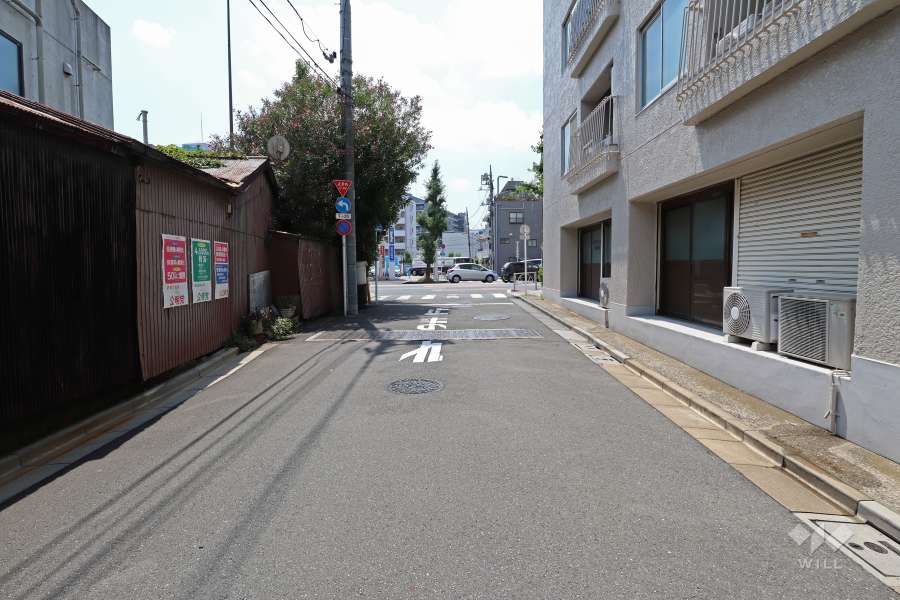 敷地南側の前面道路（東側から）