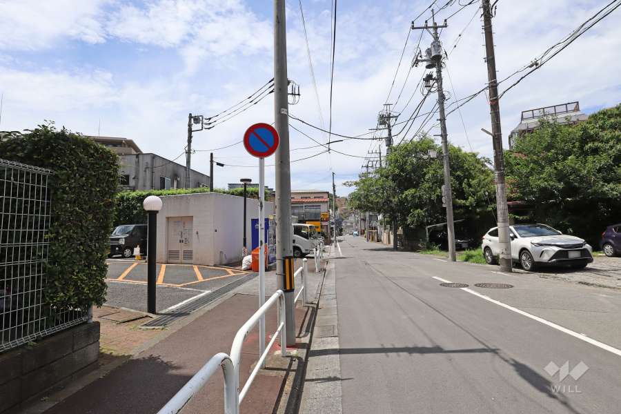 敷地北東側の前面道路（南東側から）