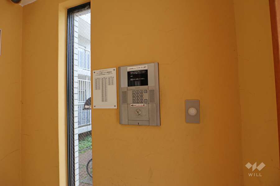 エントランスはオートロック付きです。