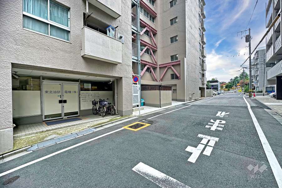 敷地の北側前面道路（東側から）