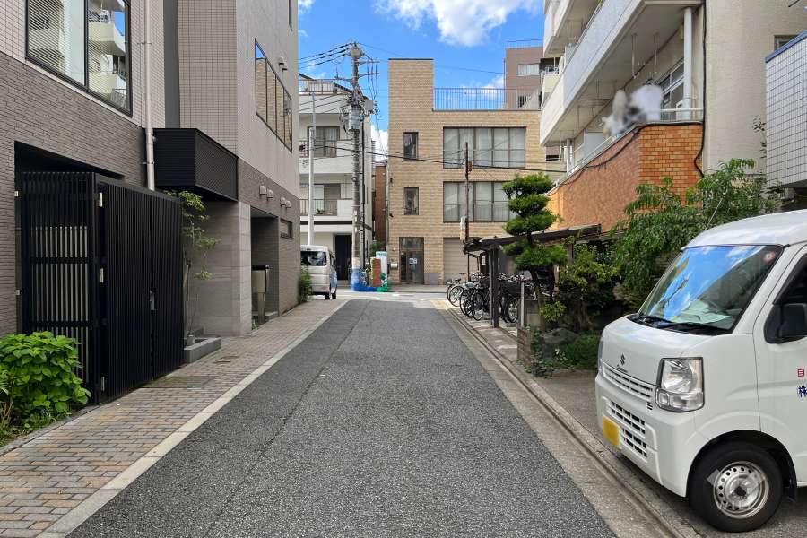 敷地の南側前面道路（東側から）