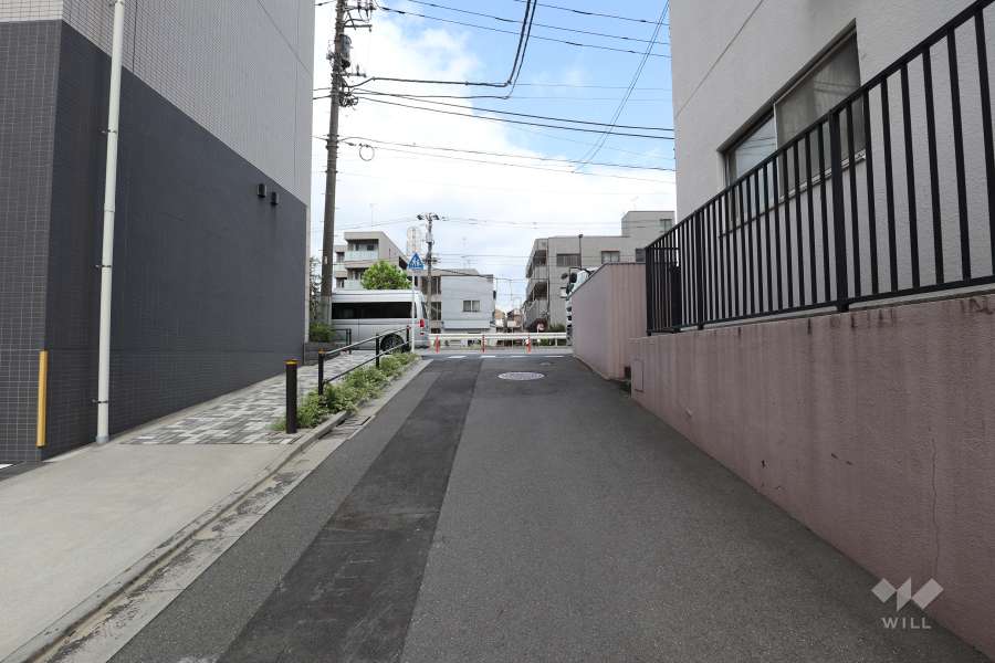 敷地西側の前面道路　