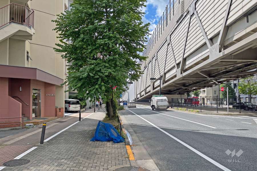 敷地の北西側前面道路は山手通りです（北側から）。