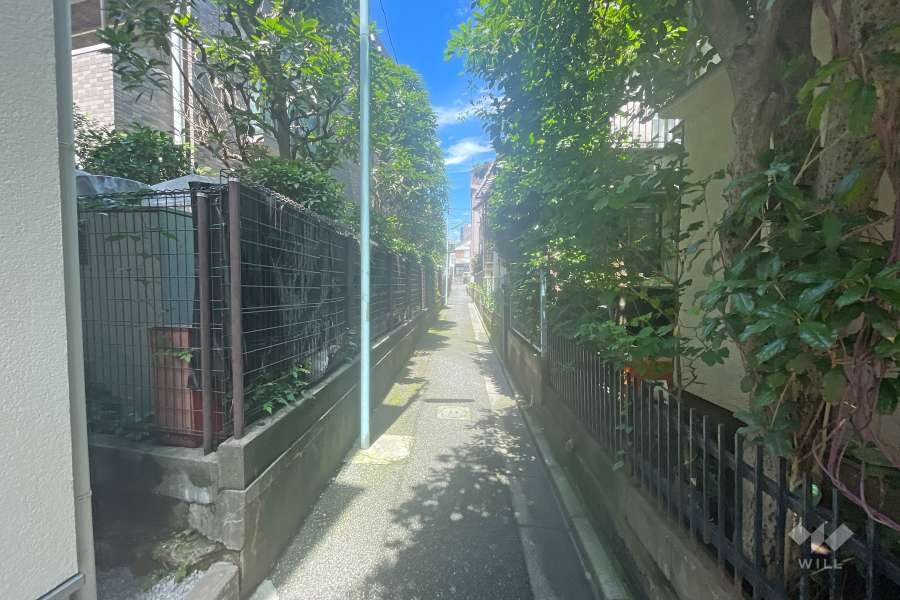 敷地北側の前面道路（東側から）