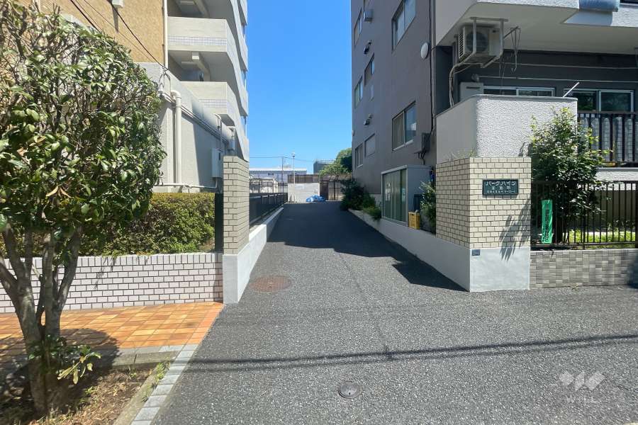 敷地入り口