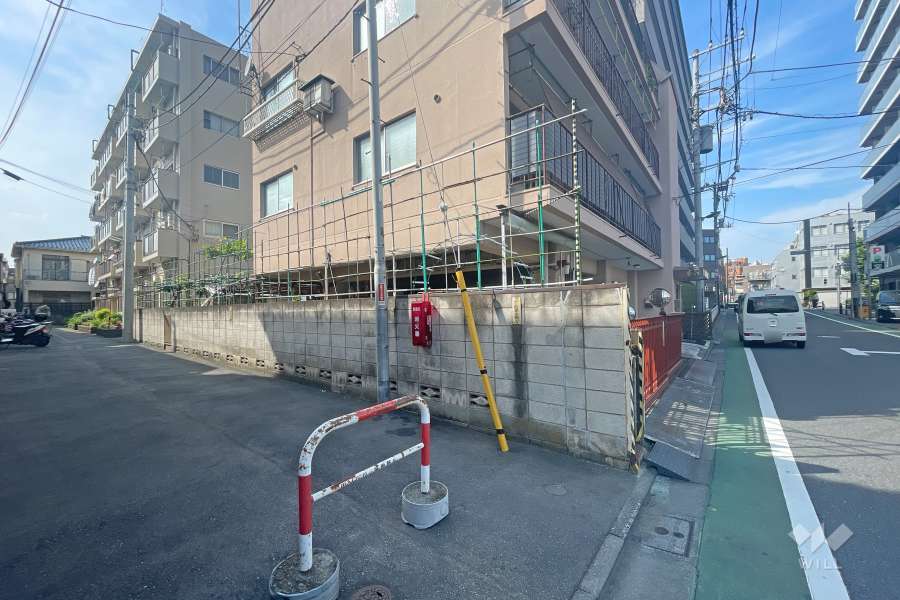 敷地南側の前面道路（東側から）