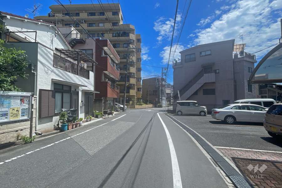 敷地北側の前面道路（西側から）