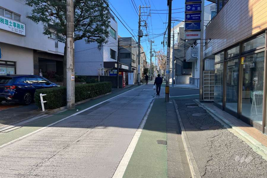 敷地の北側前面道路（東側から）