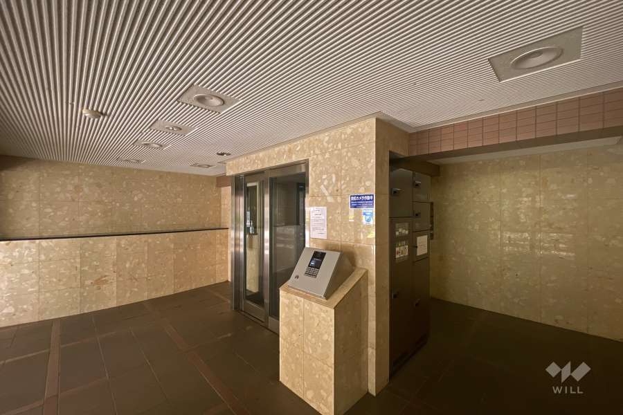 エントランスはオートロック付きです。