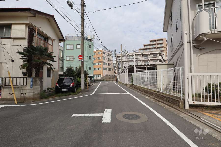敷地西側の前面道路