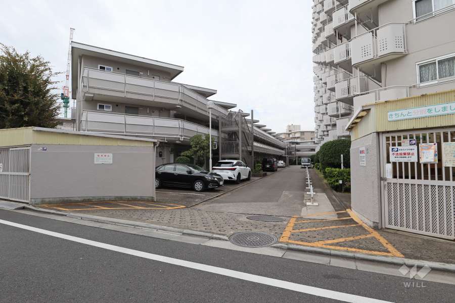 駐車場出入り口　