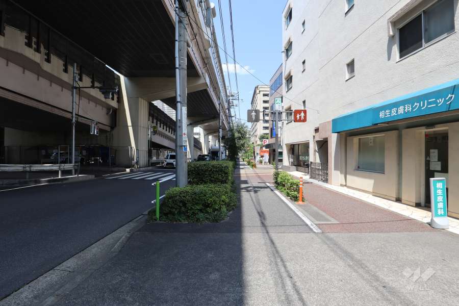 敷地南側の前面道路（東側から）