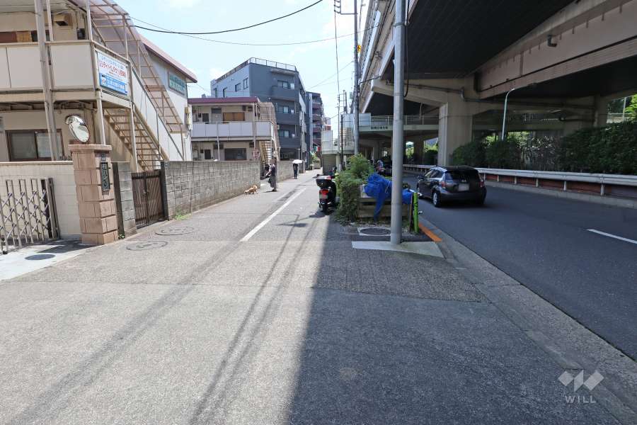 敷地南側の前面道路（西側から）