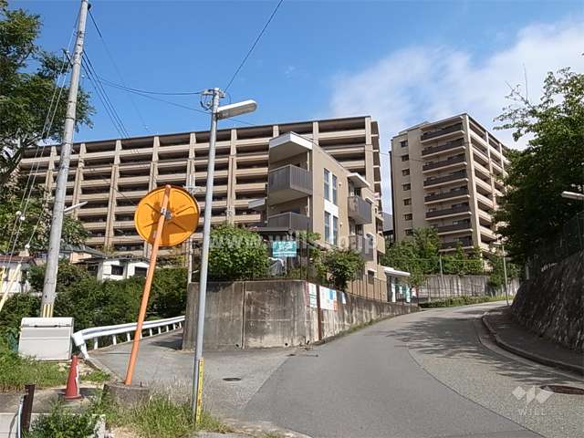 高台に立地し、周辺は一戸建てが中心に立ち並ぶ住宅地です。