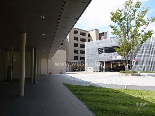 エントランス前には車寄せのロータリーがあり、車道は石張りになっています。