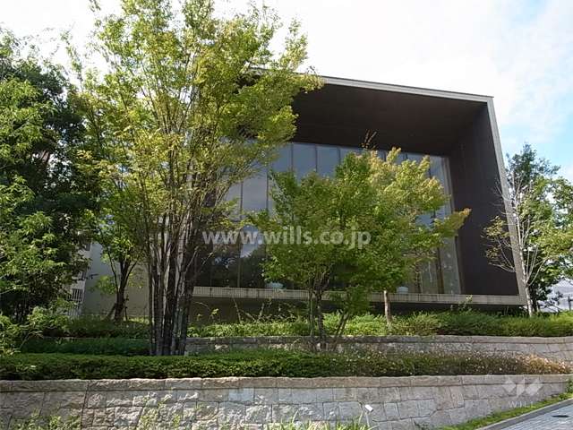 モダンなスクエアデザインのエントランス棟。吹き抜けで一面ガラス張りです。