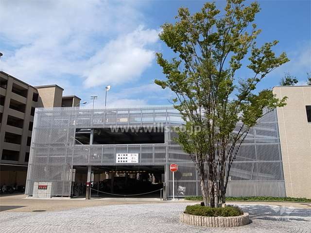 駐車場棟（入口にはロボットゲートが設置されています。）