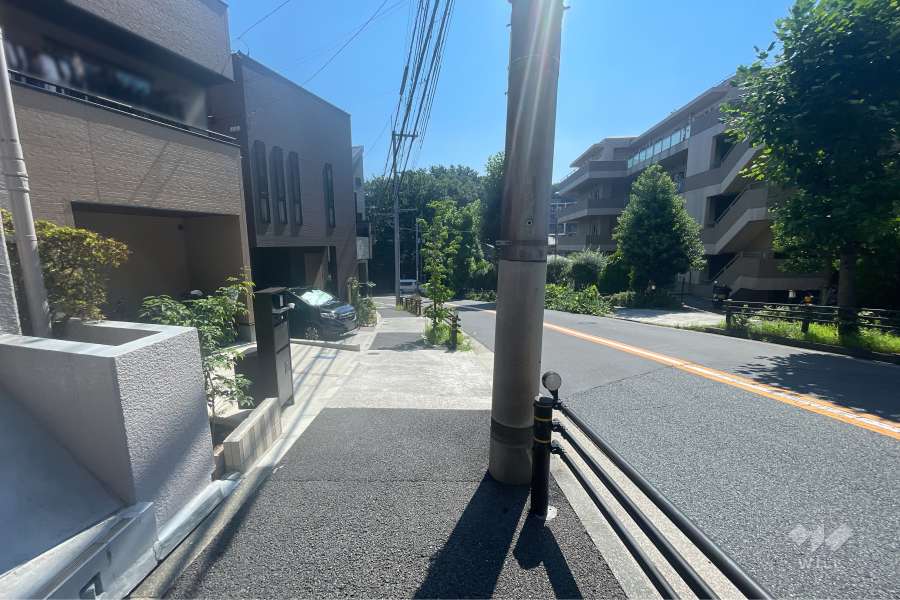 敷地の南側前面道路（西側から）