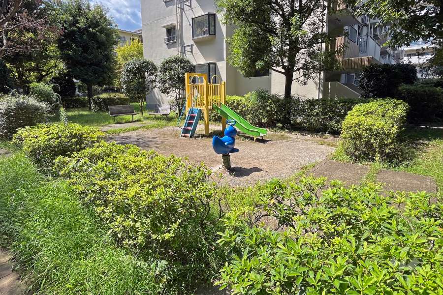隣接する児童公園