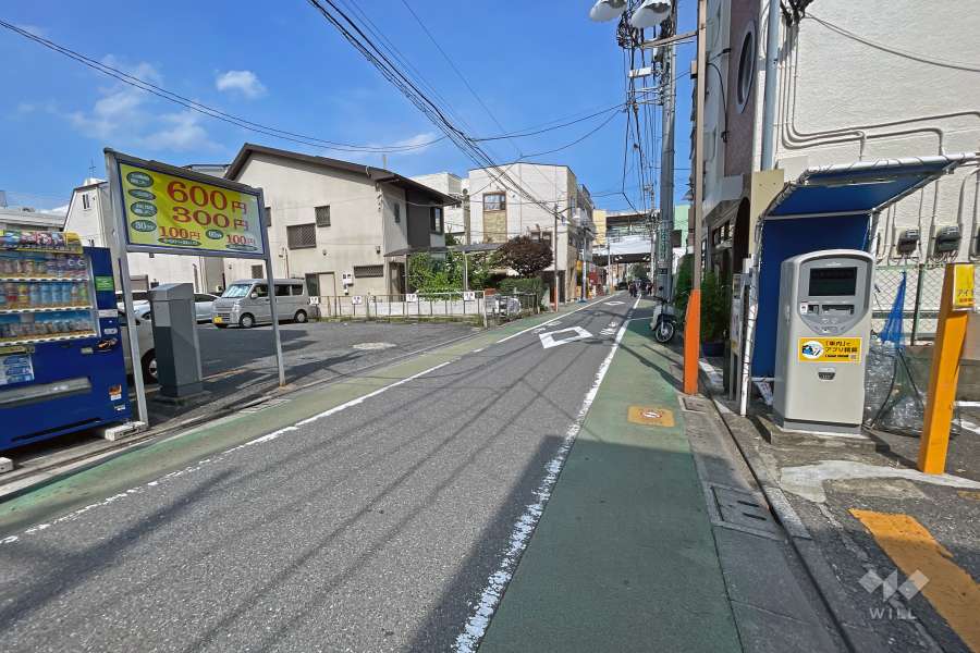 敷地の南側前面道路（西側から）