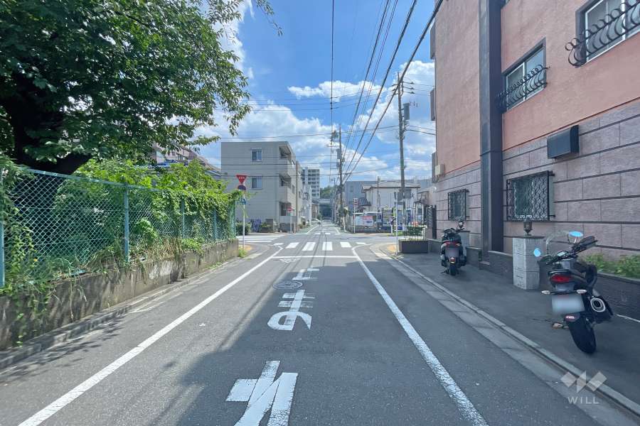 敷地東側の前面道路（北側から）
