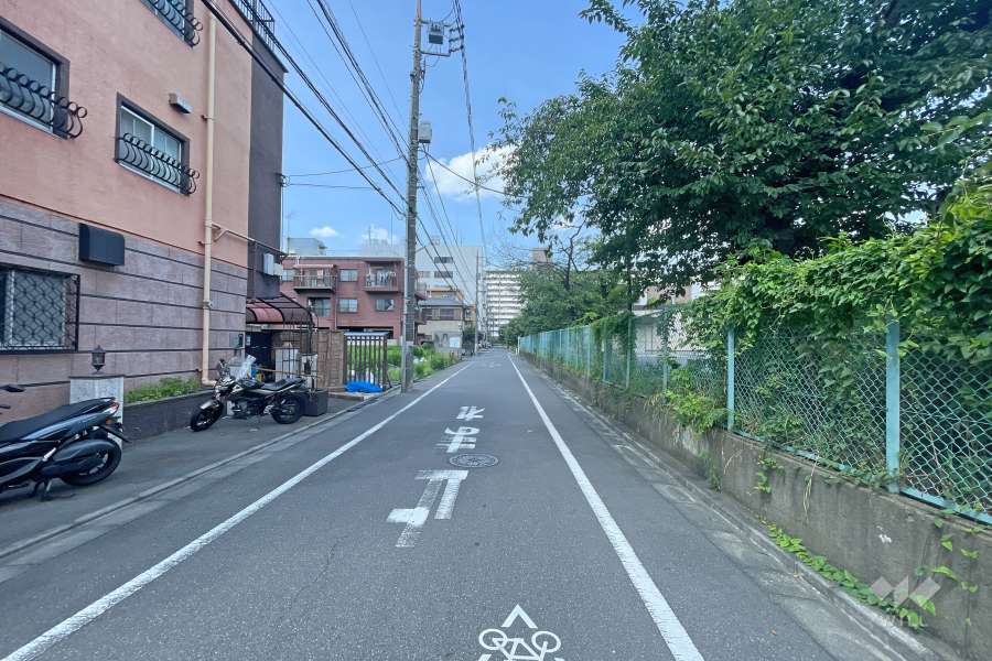 敷地東側の前面道路（南側から）