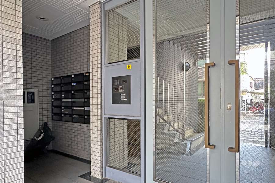 エントランスはオートロック付きです。