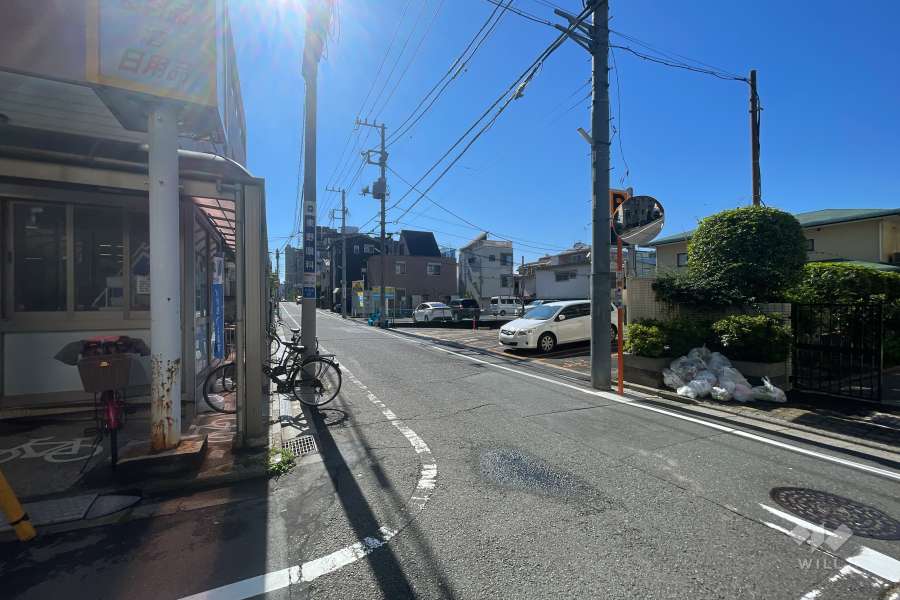 敷地北側の前面道路（西側から）