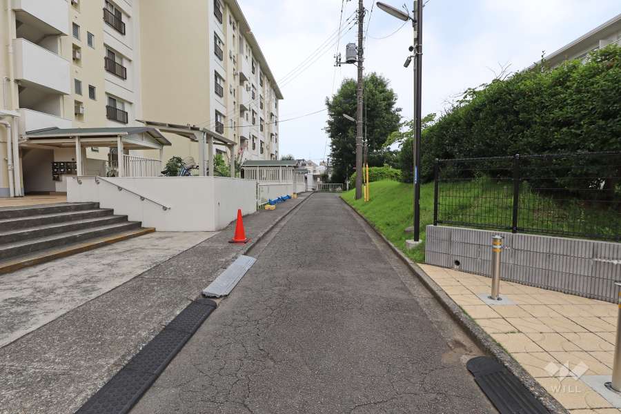 敷地南側の前面道路（東側から）