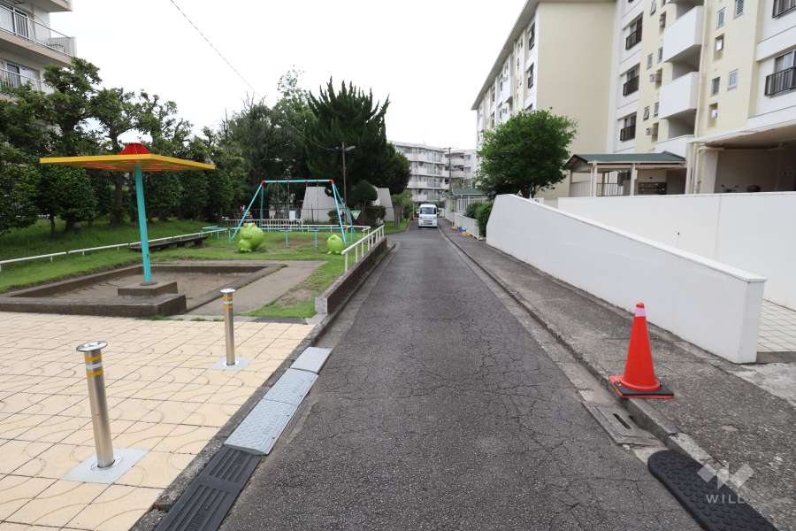 敷地南側の前面道路（西側から）
