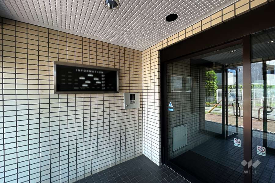 エントランスはオートロック付きです。