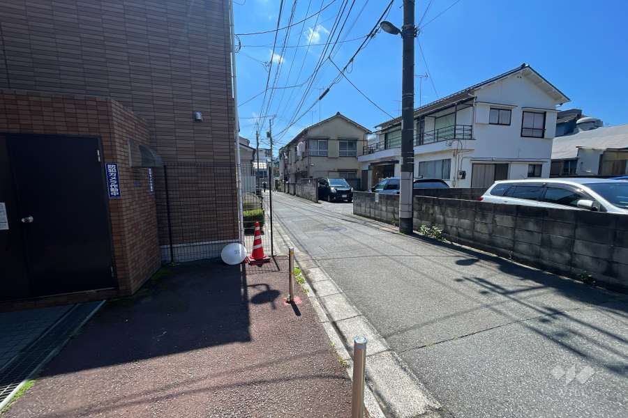 敷地北西側の前面道路（北東側から）