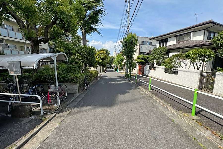 敷地南東側の前面道路（南西側から）