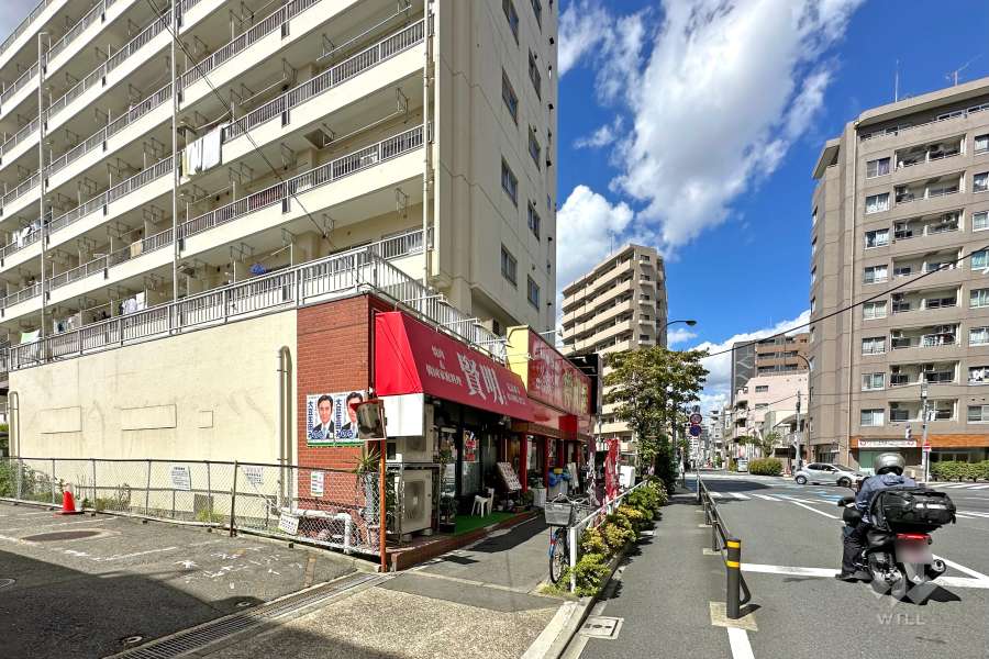 敷地東側の前面道路（南側から）