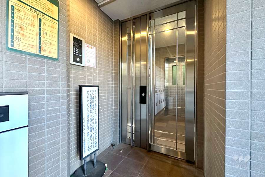 エントランスはオートロック付きです。