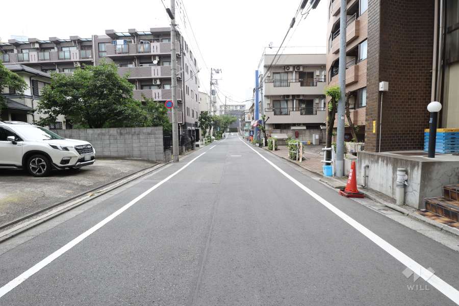 敷地北西側の前面道路（南西側から）